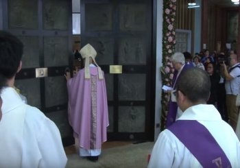 Opening of the Holy Door at St. Thomas the Apostle Church (2 mins)